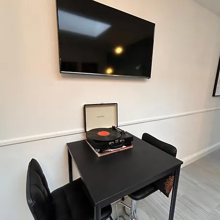 Vibrant 2 Bedroom Flat With Secure Private Parking Birmingham