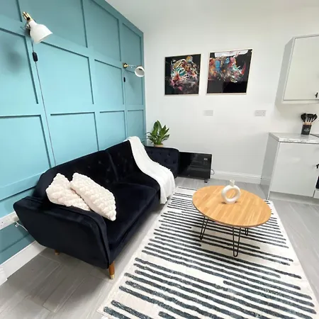 Vibrant 2 Bedroom Flat With Secure Private Parking * Birmingham