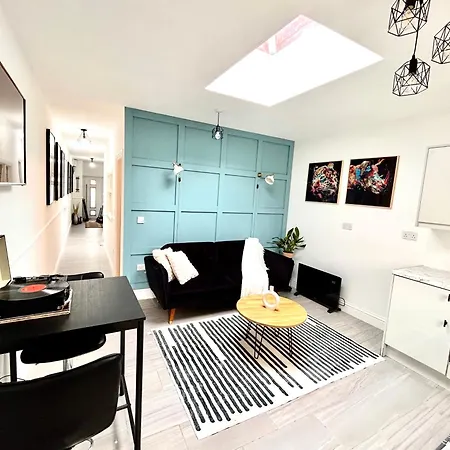 Vibrant 2 Bedroom Flat With Secure Private Parking